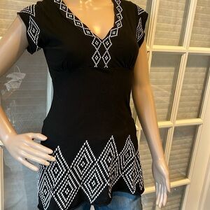 BCBGmaxazria black/white embroidered fitted short sleeve long top